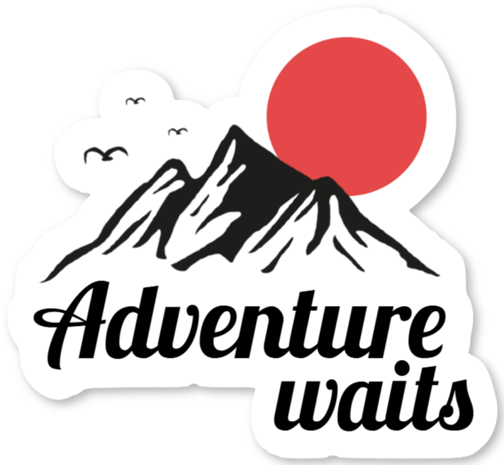 Abenteuer-Aufkleber mit Bergen und Sonne – Adventure waits